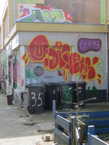 829730 Gezicht op de zijgevel van het leegstaande pand Tomaatstraat 41 (voormalige Kwarten Darthouse), vol graffiti met ...